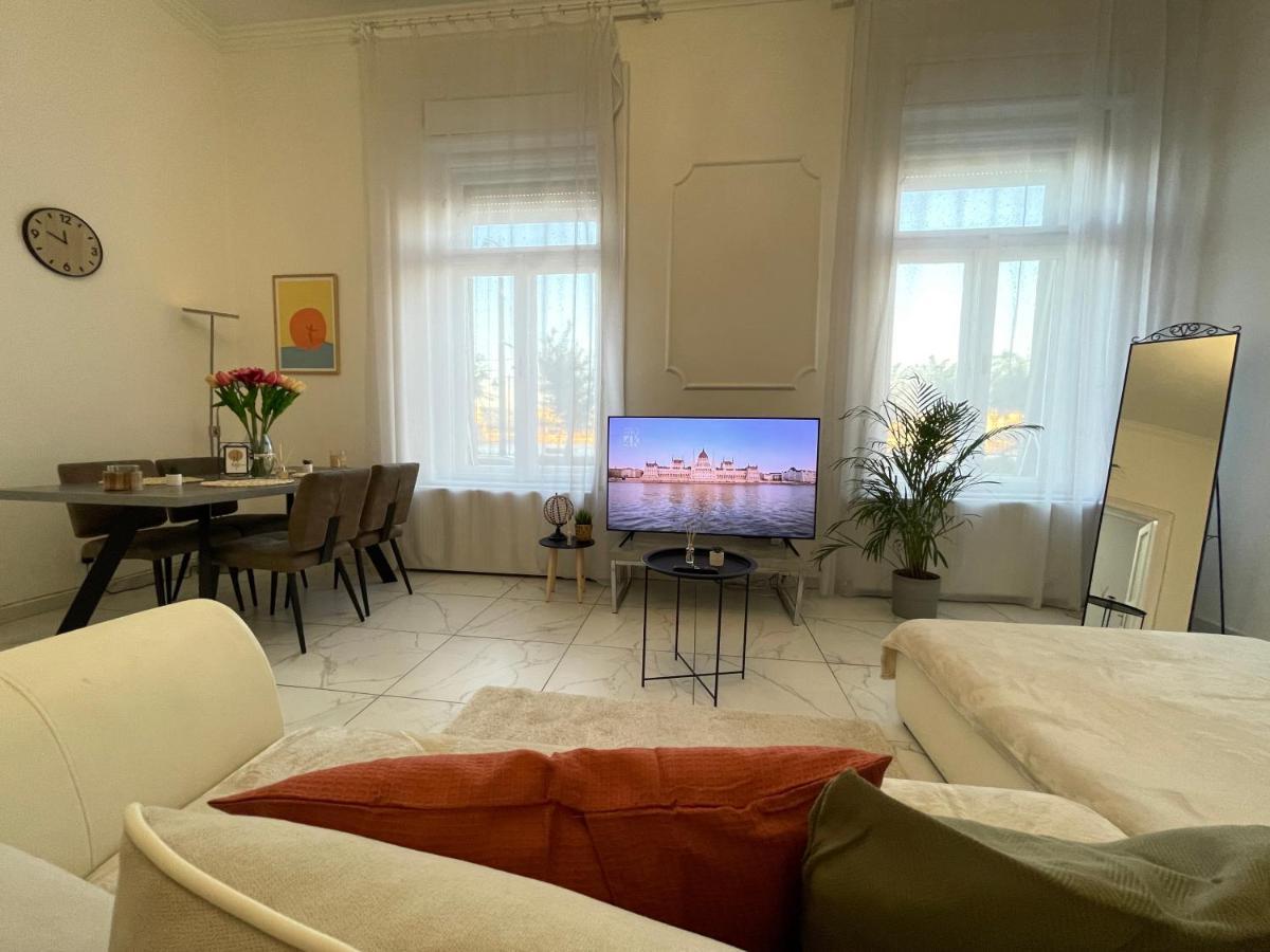 Luxury Riverside Panorama Apartment *