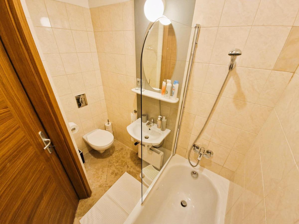 Halasz 2-bedroom Near Castle, Free Public Parking Nearby Lägenhet