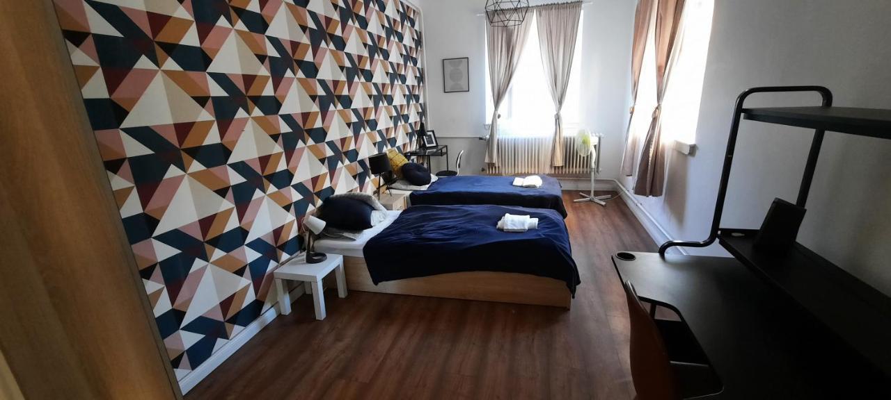 Hi-bp Garden Batsanyi With 4 Near The Train With Free Parking Apartamento *