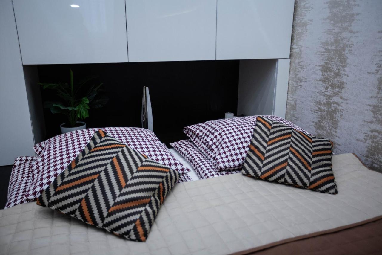 Luna Lux Residency