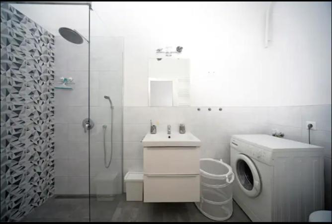 3bdr/2bath/3a/c Design Apt, Central, Free Parking, Quiet Apartamento Budapest
