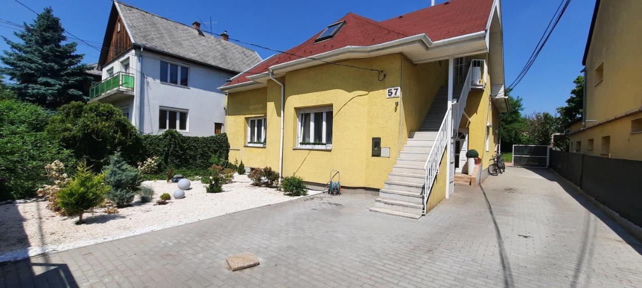 Hi-bp Garden City Batsanyi 3 Rooms, Upstairs Near The City Train With Free Parking