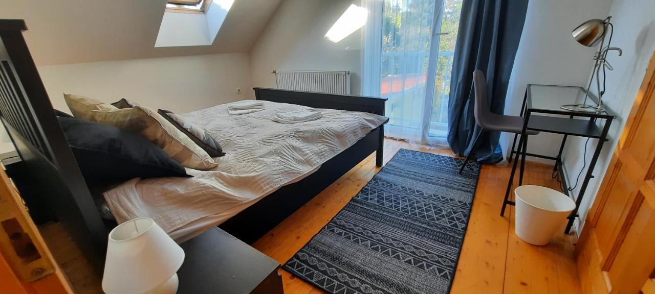 Hi-bp Garden City Batsanyi 3 Rooms, Upstairs Near The City Train With Free Parking