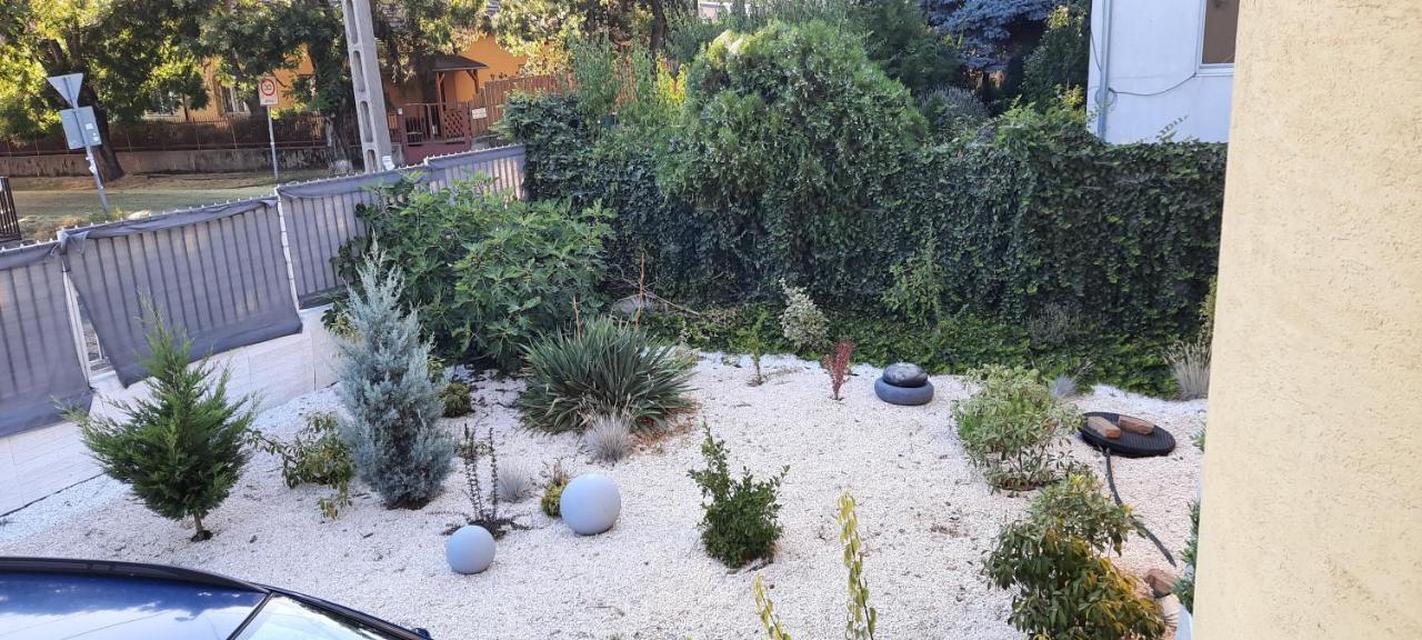 Hi-bp Garden City Batsanyi 3 Rooms, Upstairs Near The City Train With Free Parking