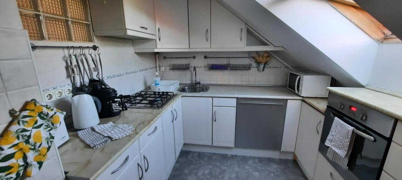 Hi-bp Garden City Batsanyi 3 Rooms, Upstairs Near The City Train With Free Parking *