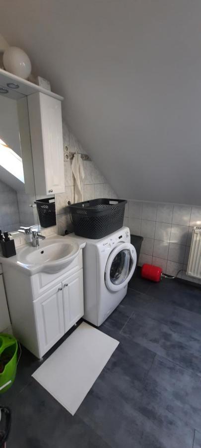 Hi-bp Garden City Batsanyi 3 Rooms, Upstairs Near The City Train With Free Parking