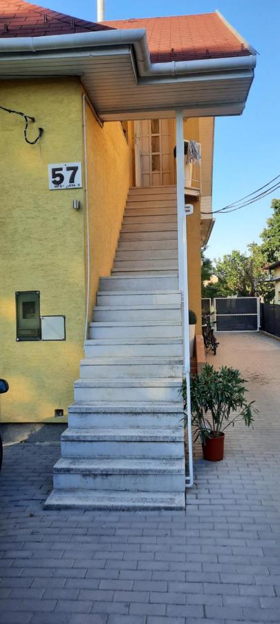 Hi-bp Garden City Batsanyi 3 Rooms, Upstairs Near The City Train With Free Parking Apartament