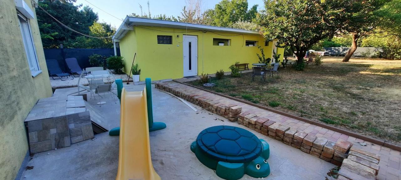 Hi-bp Garden City Batsanyi 3 Rooms, Upstairs Near The City Train With Free Parking *