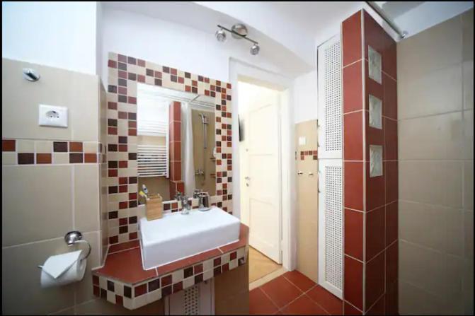 3bdr/2bath/3a/c Design Apt, Central, Free Parking, Quiet Apartamento *