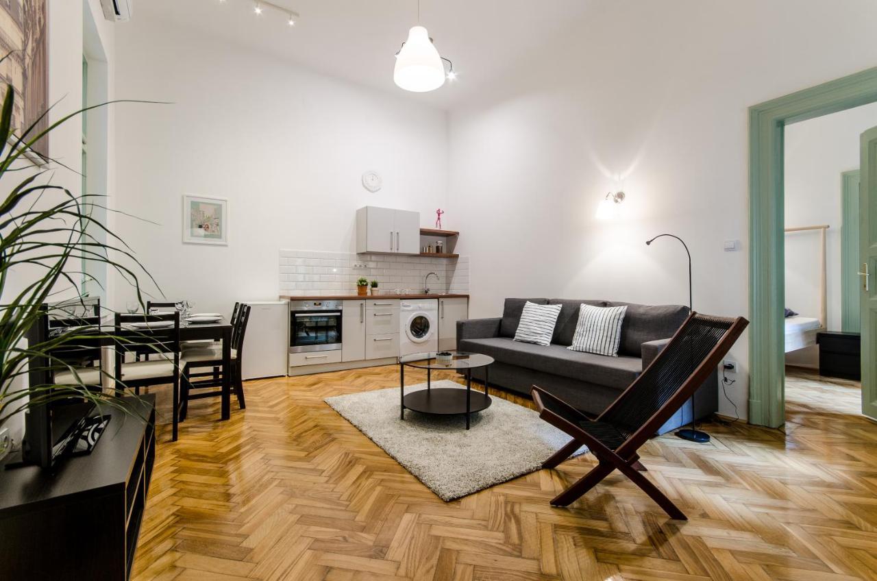 B63 2 Bedroom In Heart Of *