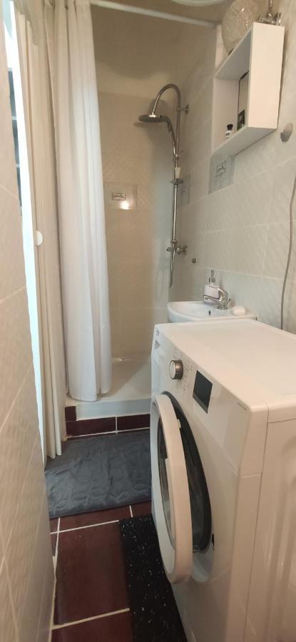Simon Says Full Apartman In The Heart Of