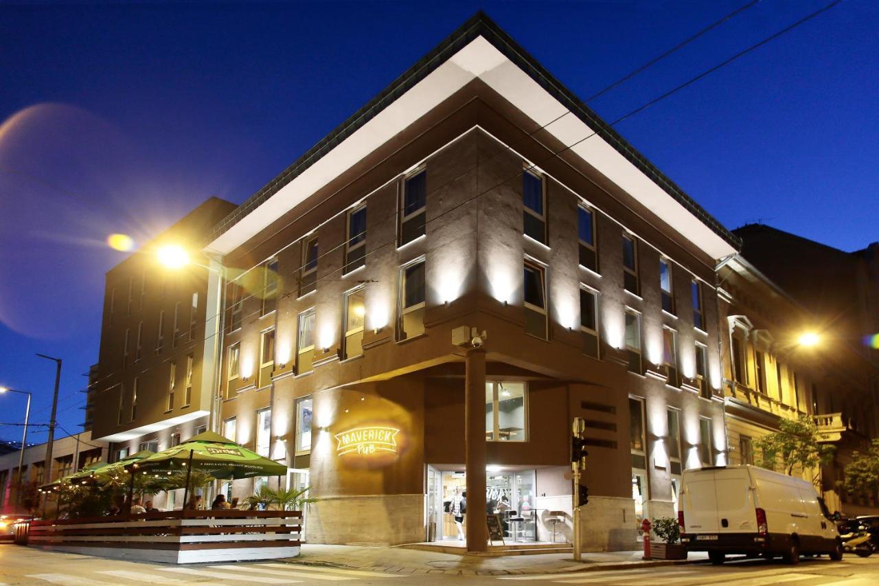 Maverick Market Hostel *