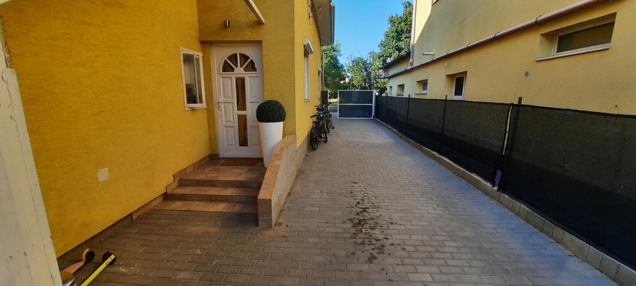 Hi-bp Garden Batsanyi With 4 Near The Train With Free Parking