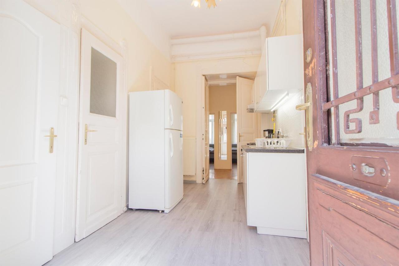 Joseph Boulevard - 3bdr, 2bath, 8ppl Apartman Budapest