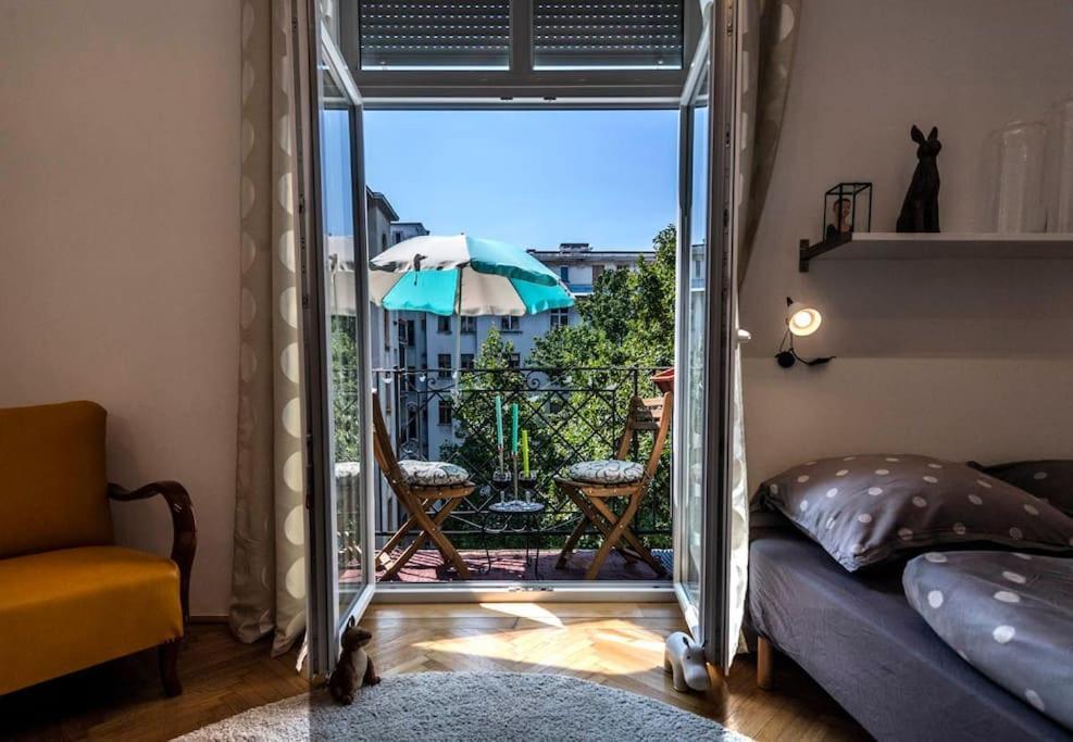 Gorgeous Flat Right Near The Center *