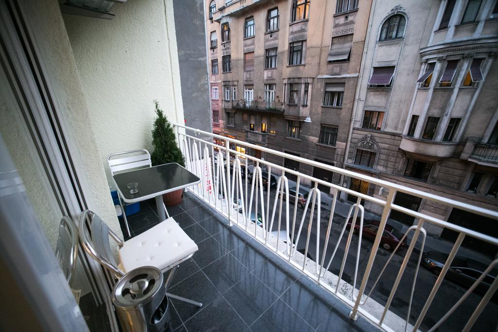 Apartmán Downtown With Balcony & Optional Garage & Restaurant In The Building Budapešť