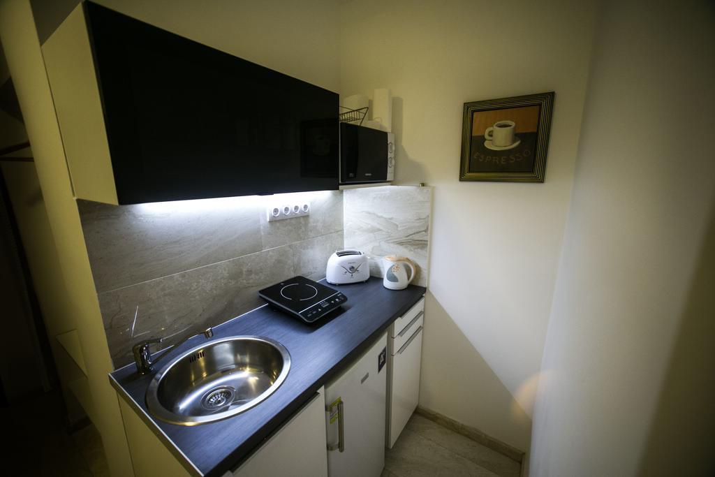 Downtown With Balcony & Optional Garage & Restaurant In The Building Apartament Budapeszt