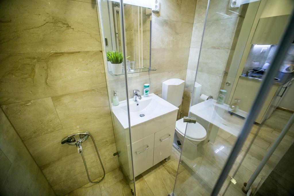 Downtown With Balcony & Optional Garage & Restaurant In The Building * Budapeszt