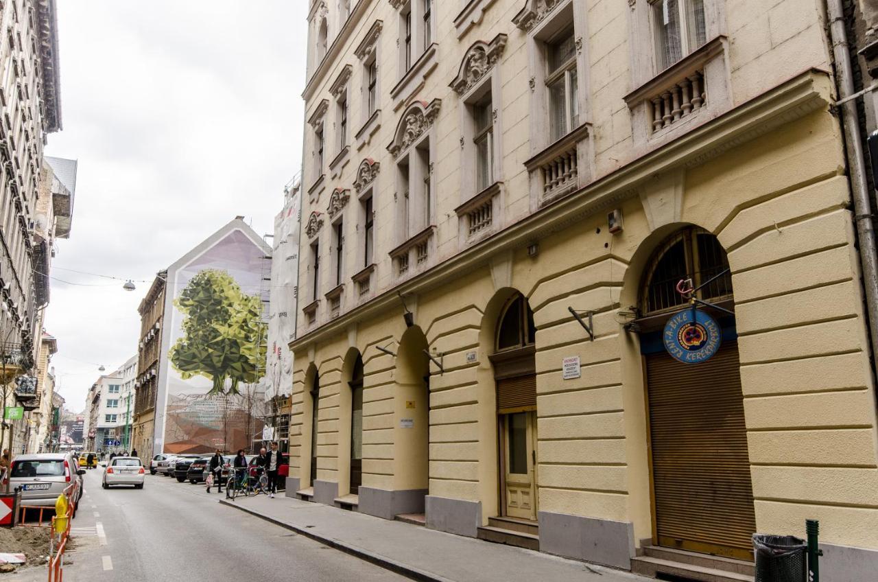 Kl32 In Jewish Quarter. Budapest