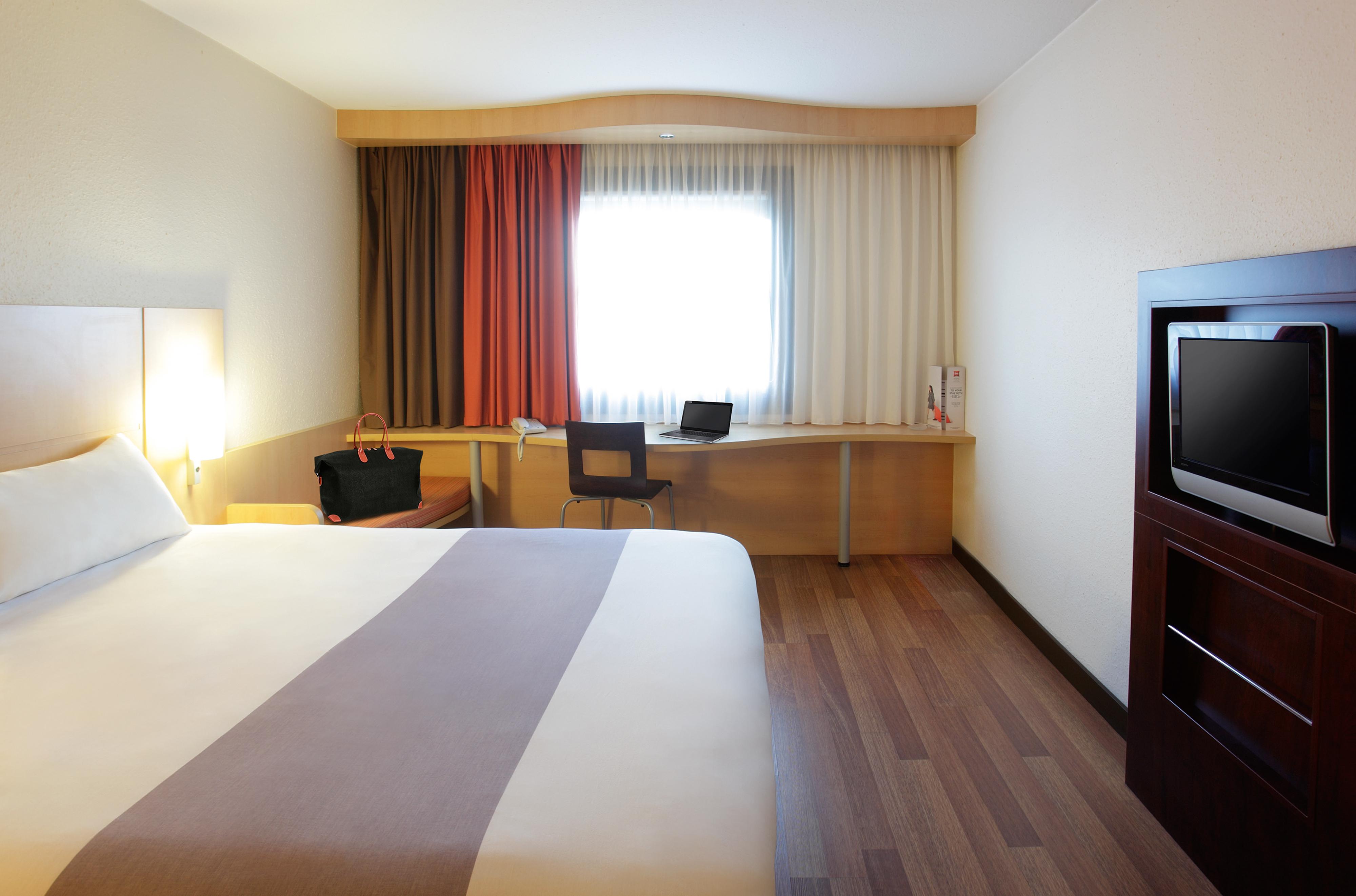 Ibis Heroes Square