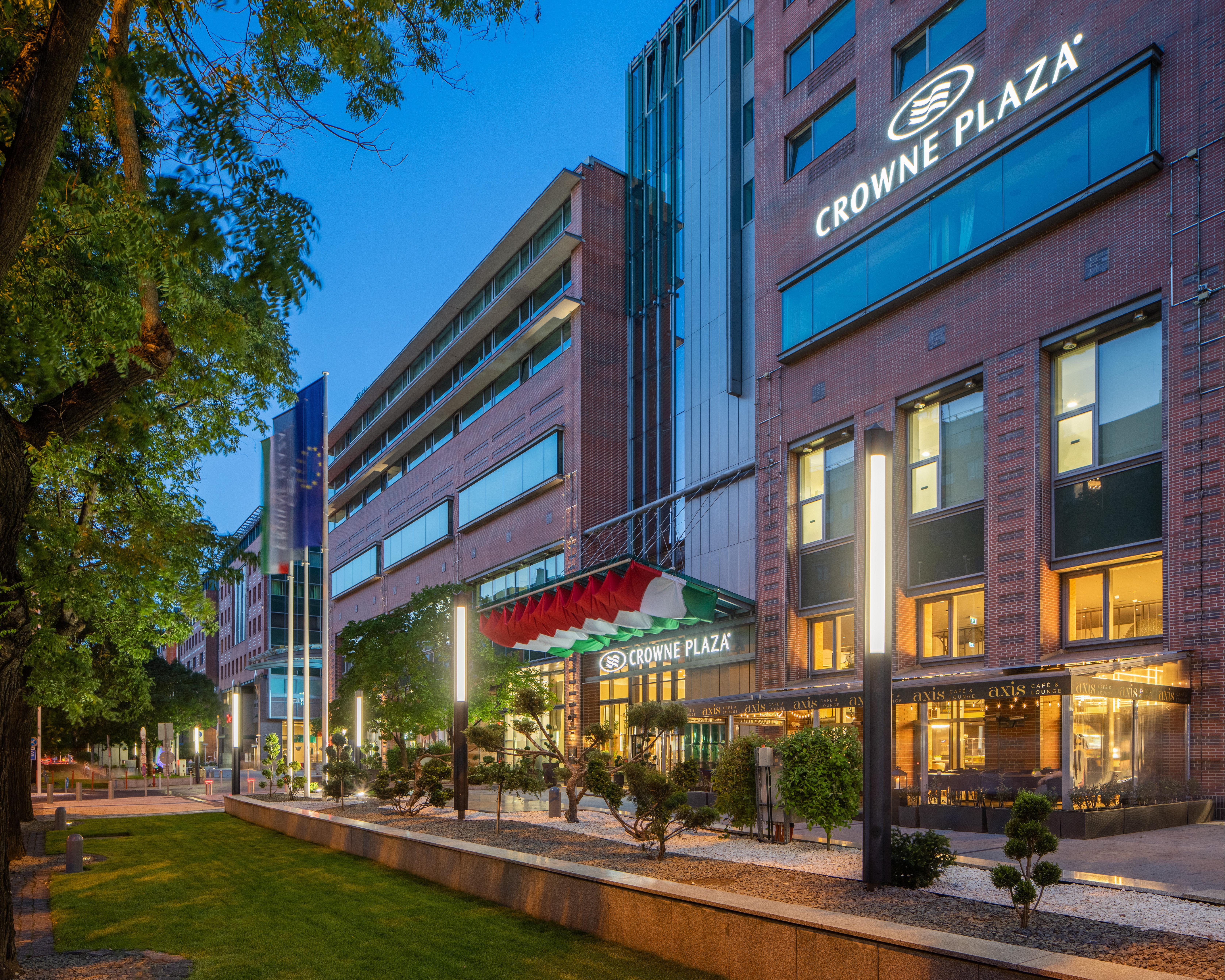 Crowne Plaza By Ihg Hotel