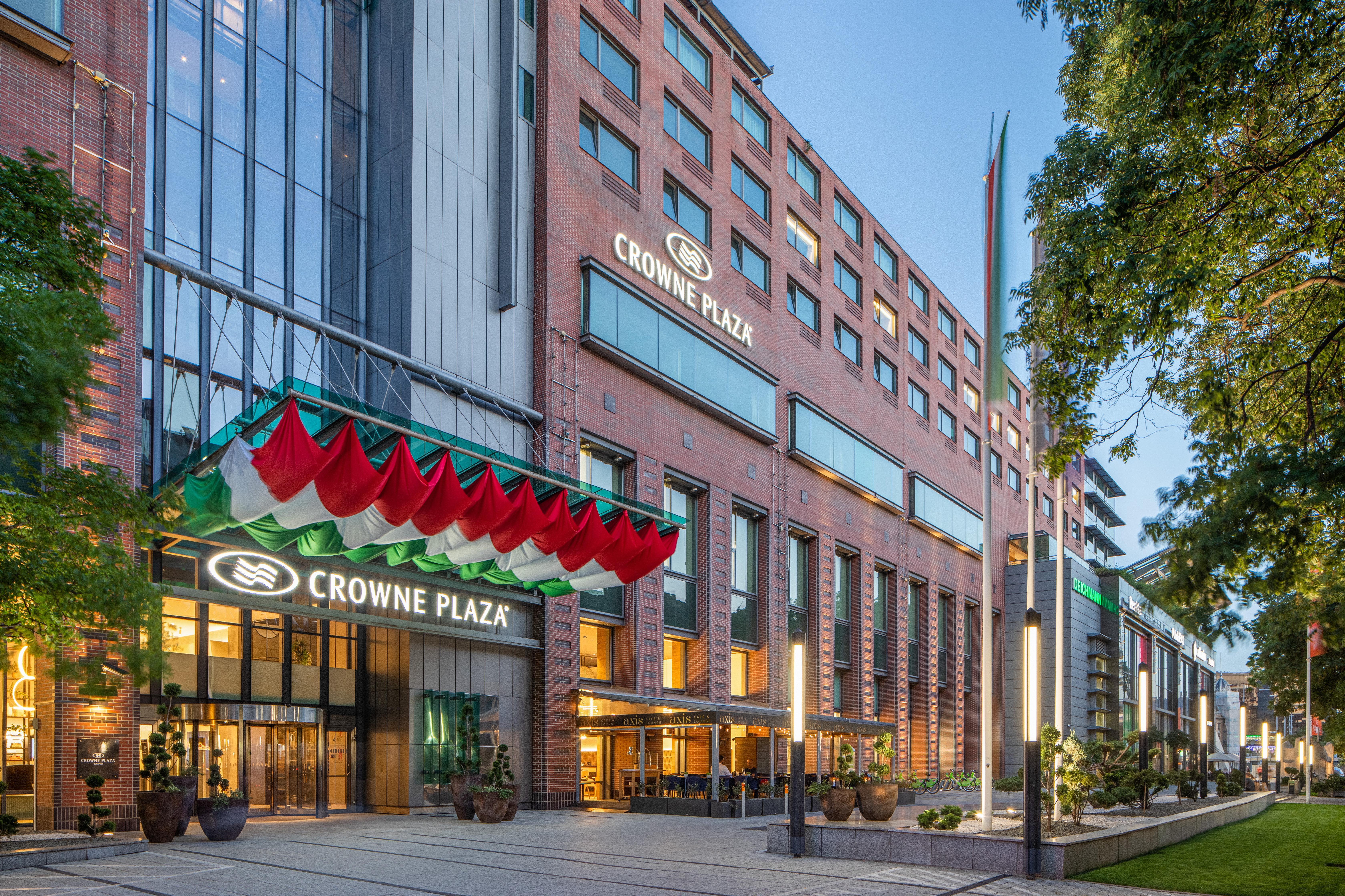 Crowne Plaza By Ihg Hotell