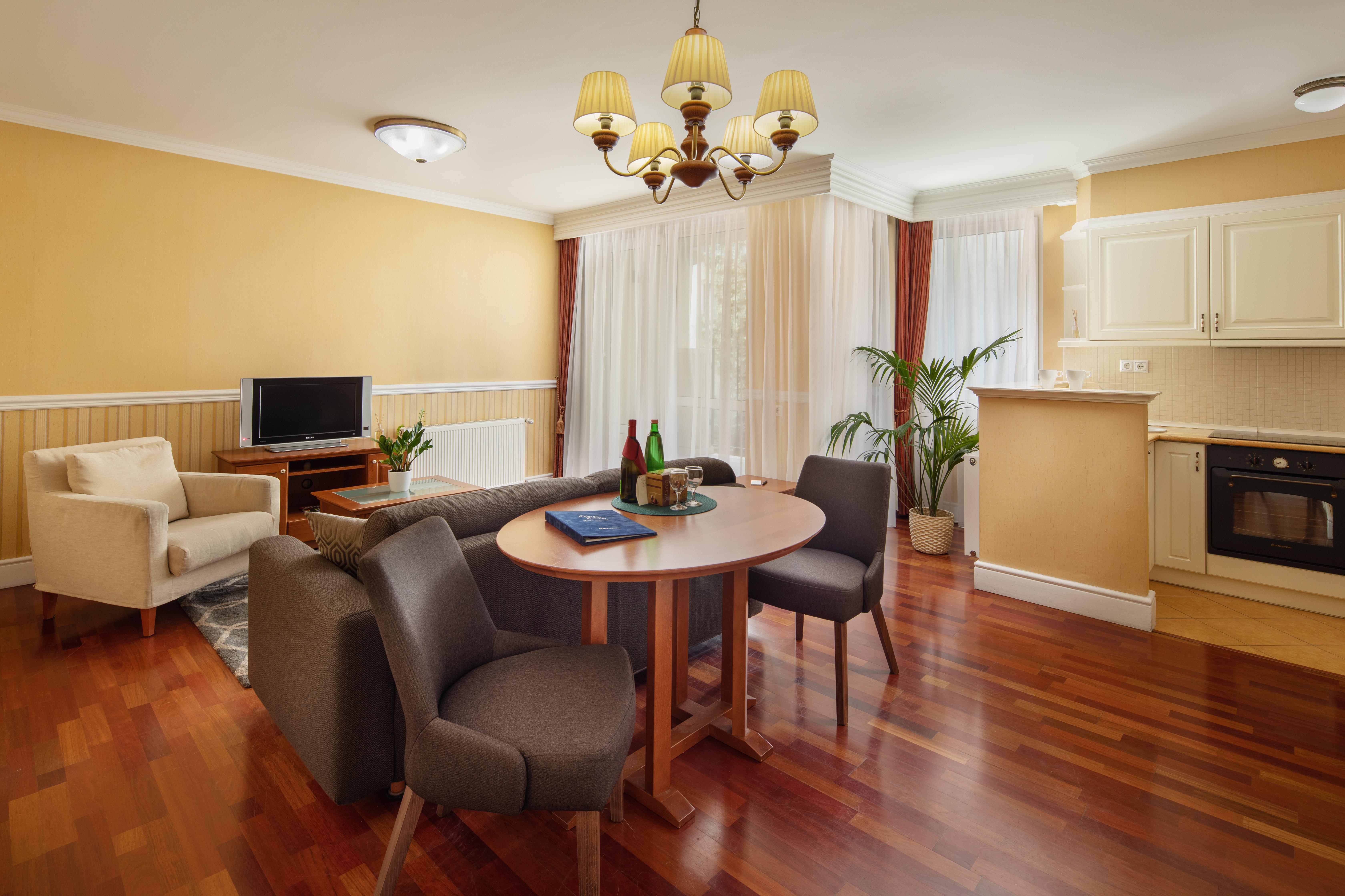 Hotell Queen's Court & Budapest