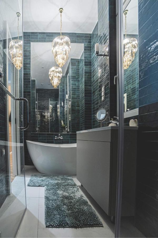 Luxury Gold 2 Bedroom Apartment *