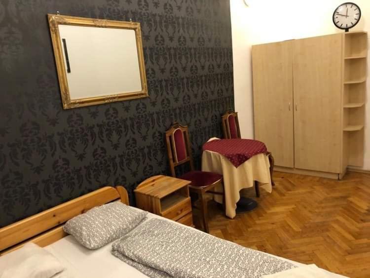4 2. * Budapeszt