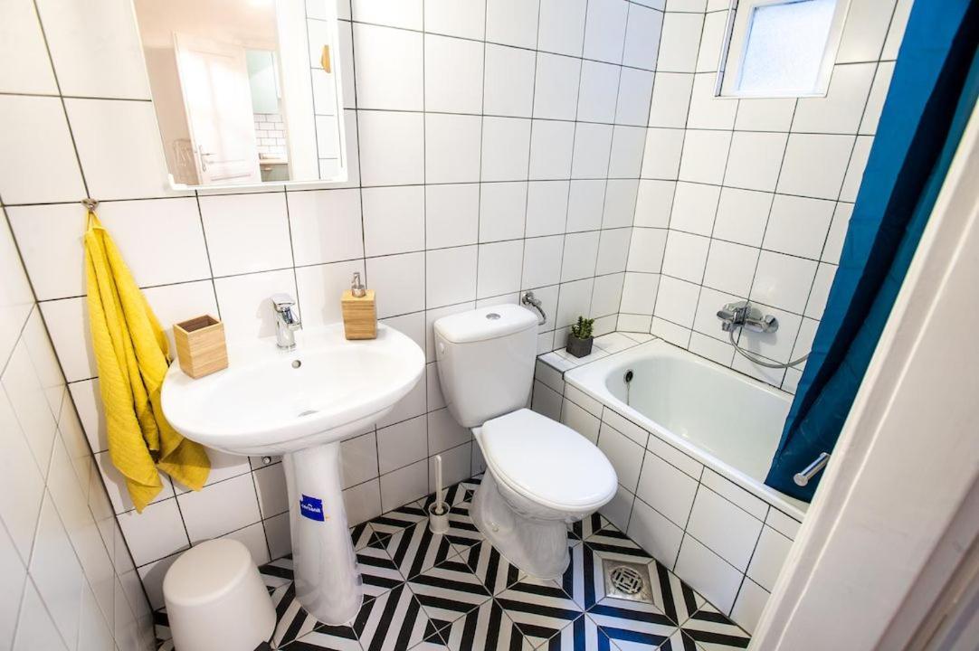 Apartment Next To Famous Party House A38