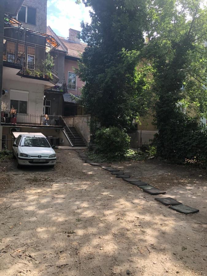 Apartment Kert Kapcsolatos Lakas Privat Parkoloval