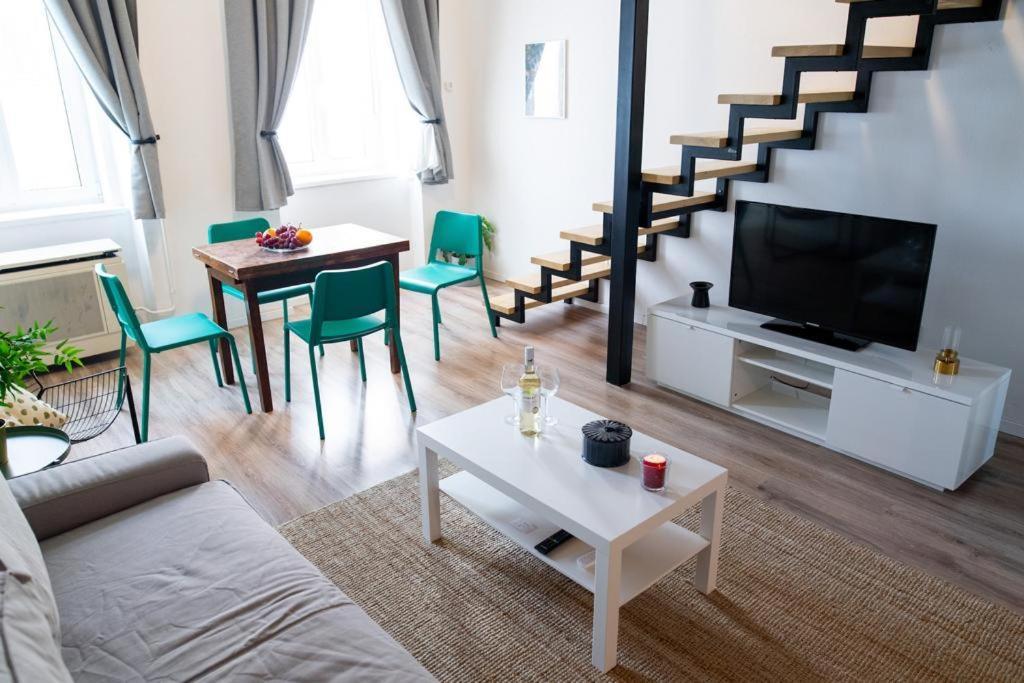 Next To Famous Party House A38 Apartment *