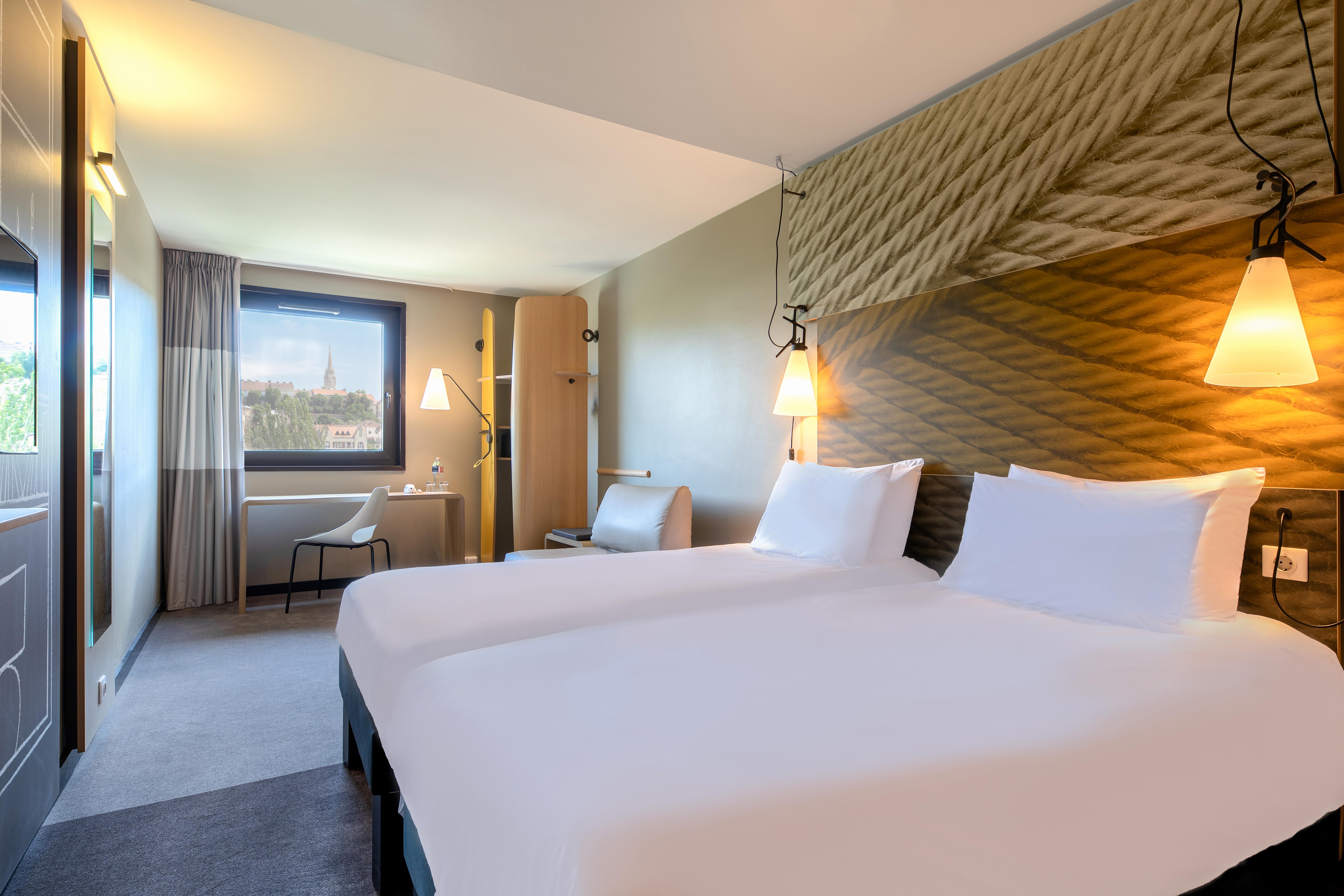Ibis Castle Hill 3*