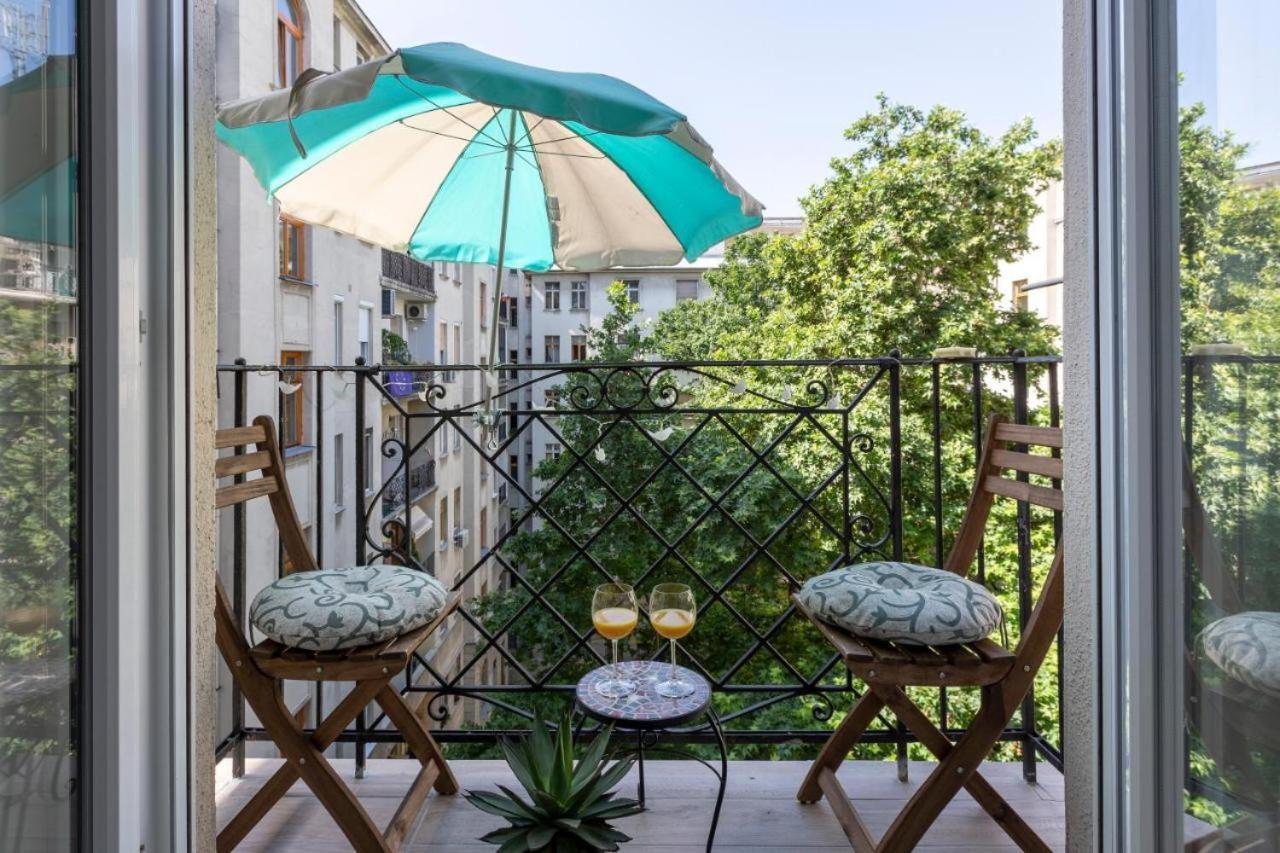 Gorgeous Flat Right Near The Center *