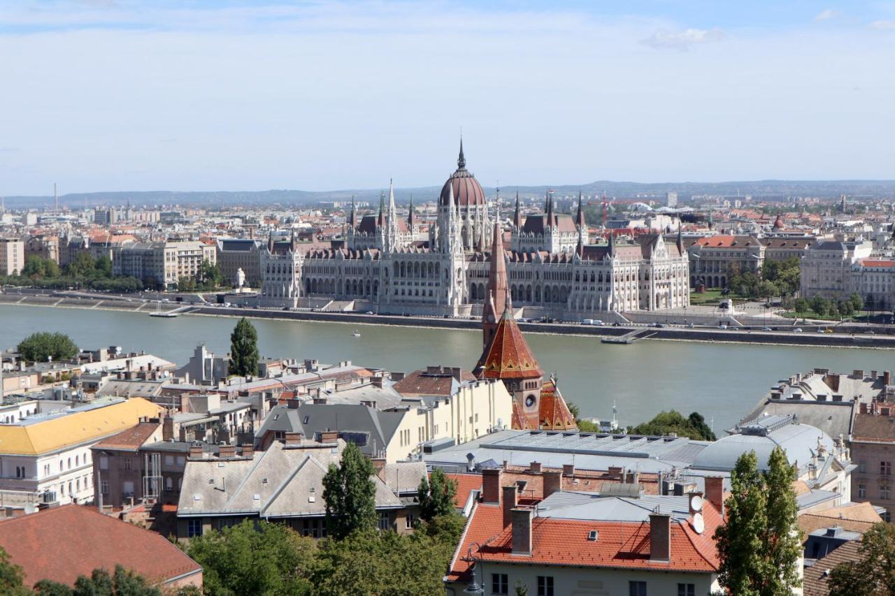 Marvelosa - By The Chain Bridge * Budapest