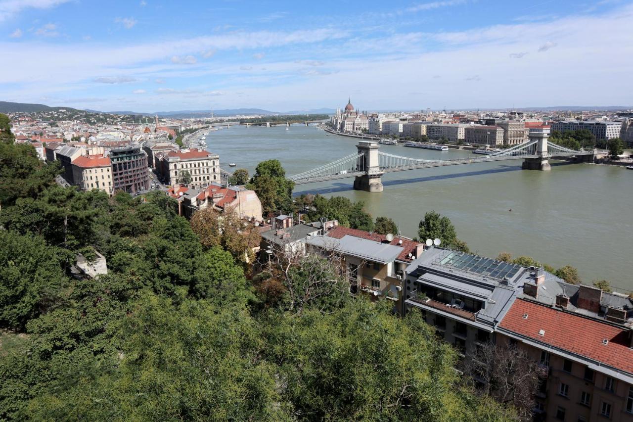 Marvelosa - By The Chain Bridge *