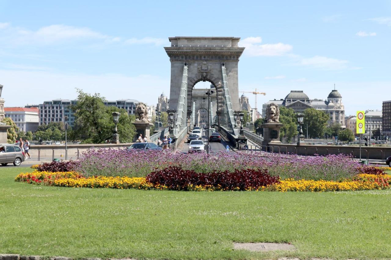 Marvelosa - By The Chain Bridge * Budapest