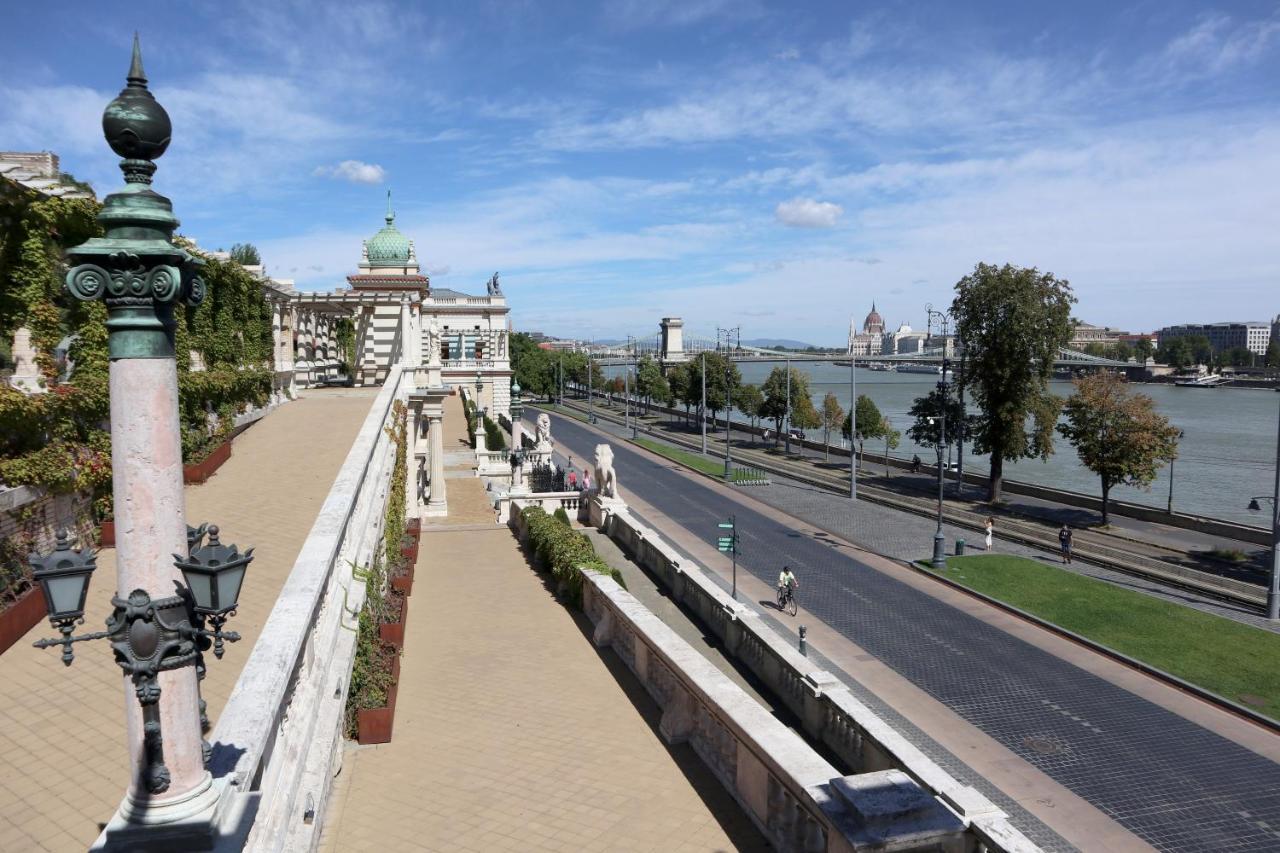 Marvelosa - By The Chain Bridge Budapest