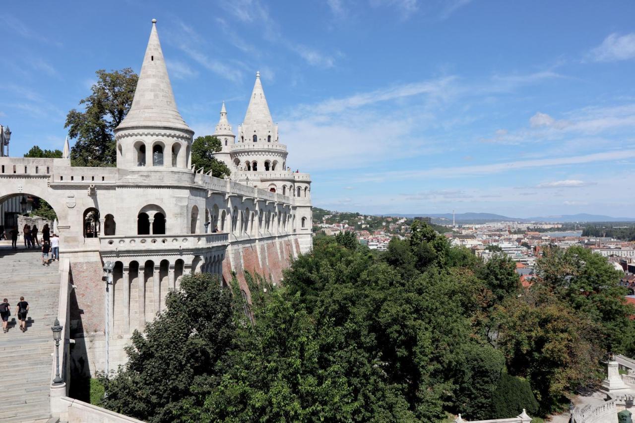 Marvelosa - By The Chain Bridge * Budapest