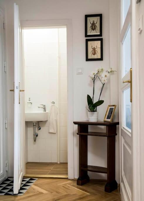Gorgeous Flat Right Near The Center *