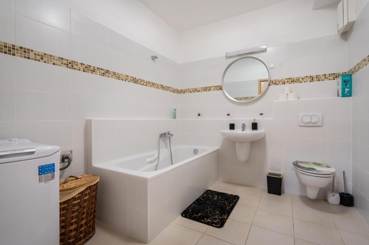 Apartment Penthouse Three Bedrooms, Three Balconies With Free Parking In Kiraly Street *