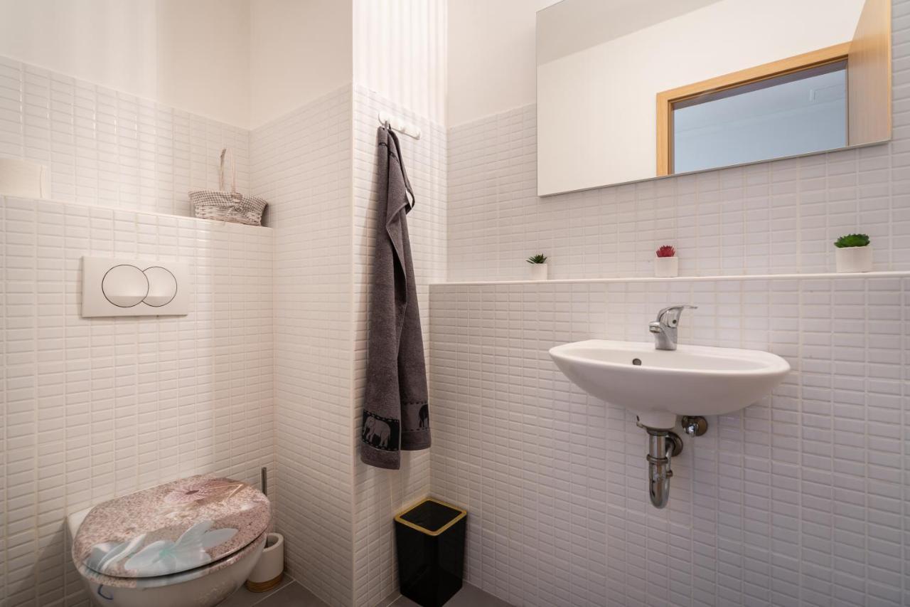 Penthouse Three Bedrooms, Three Balconies With Free Parking In Kiraly Street *