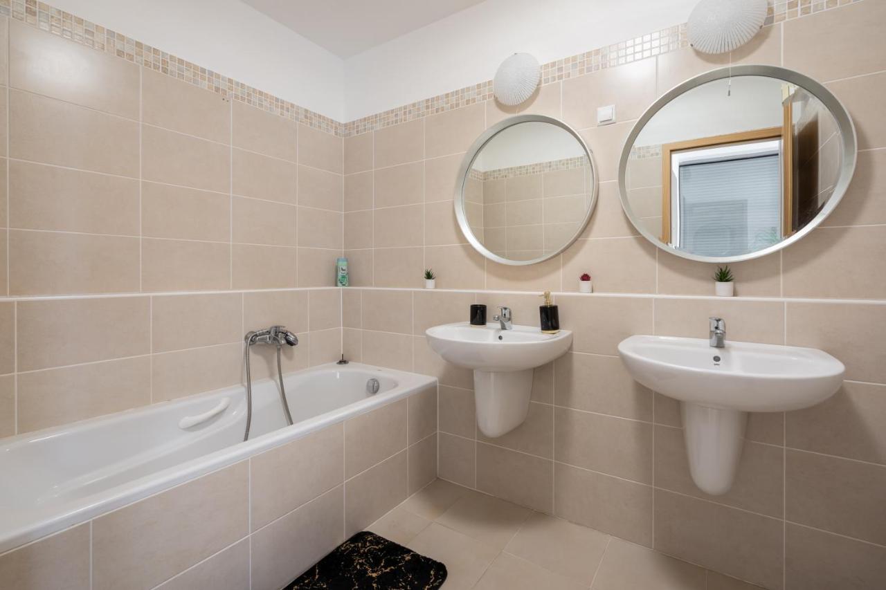 Penthouse Three Bedrooms, Three Balconies With Free Parking In Kiraly Street