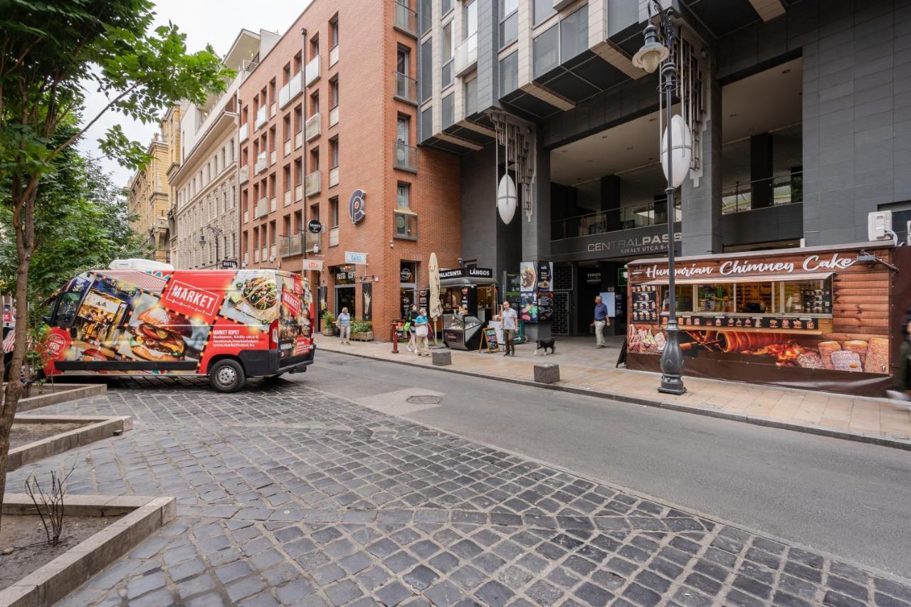 Penthouse Three Bedrooms, Three Balconies With Free Parking In Kiraly Street Apartment *