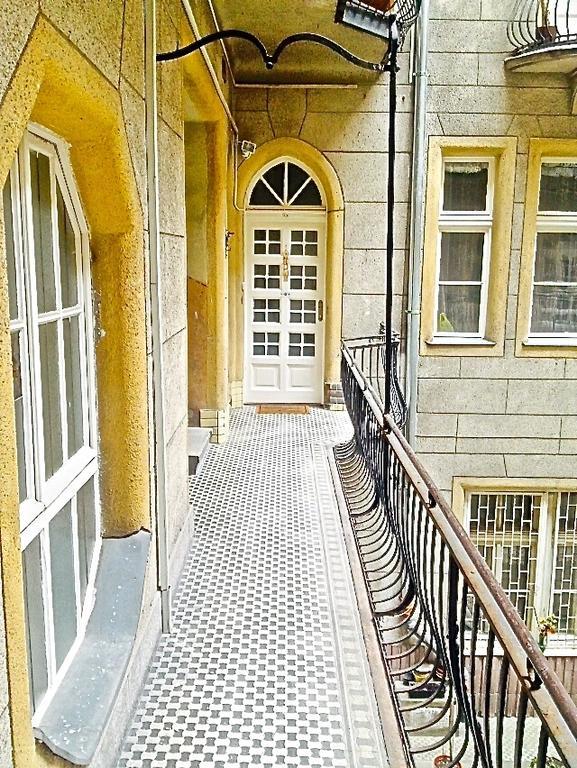 Manhattan Apartment *