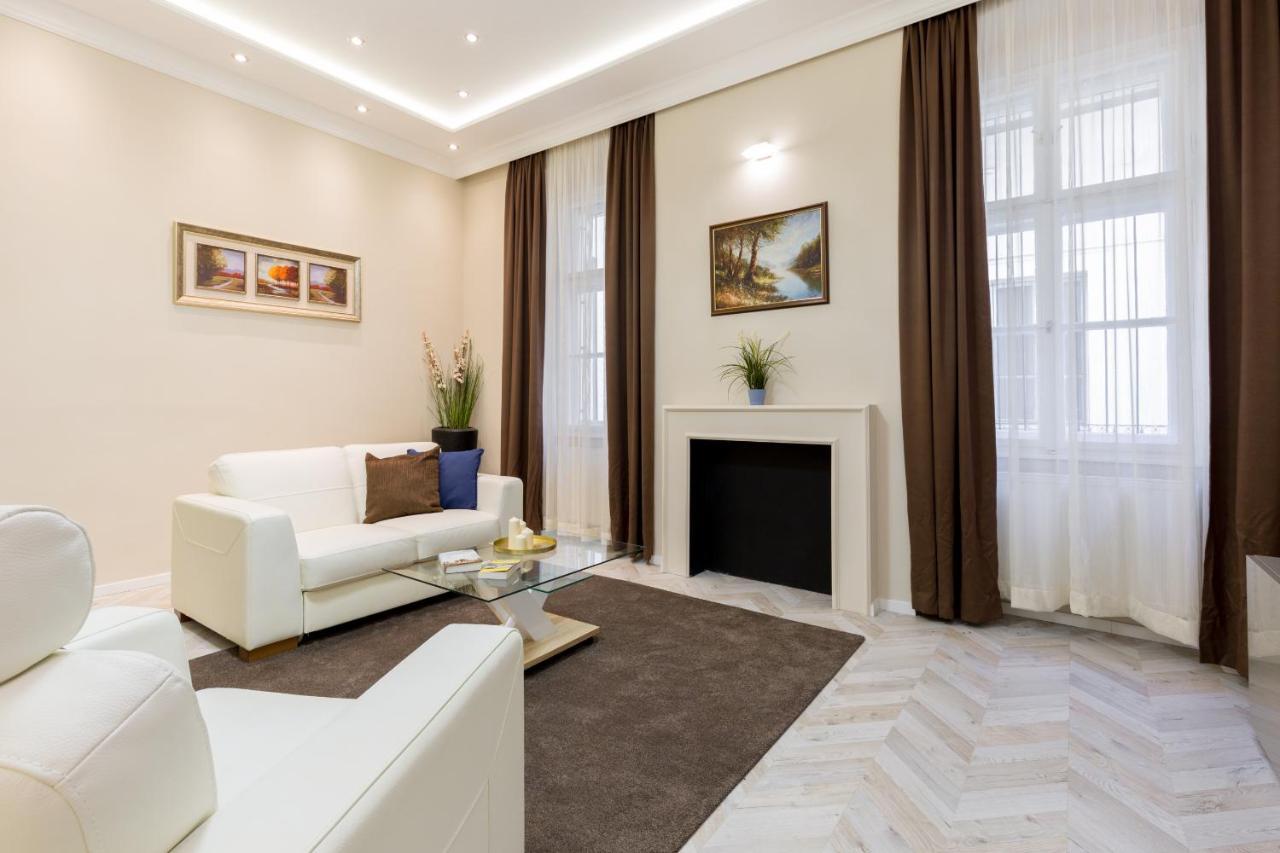 Cozy Dream In The Absolute Center *