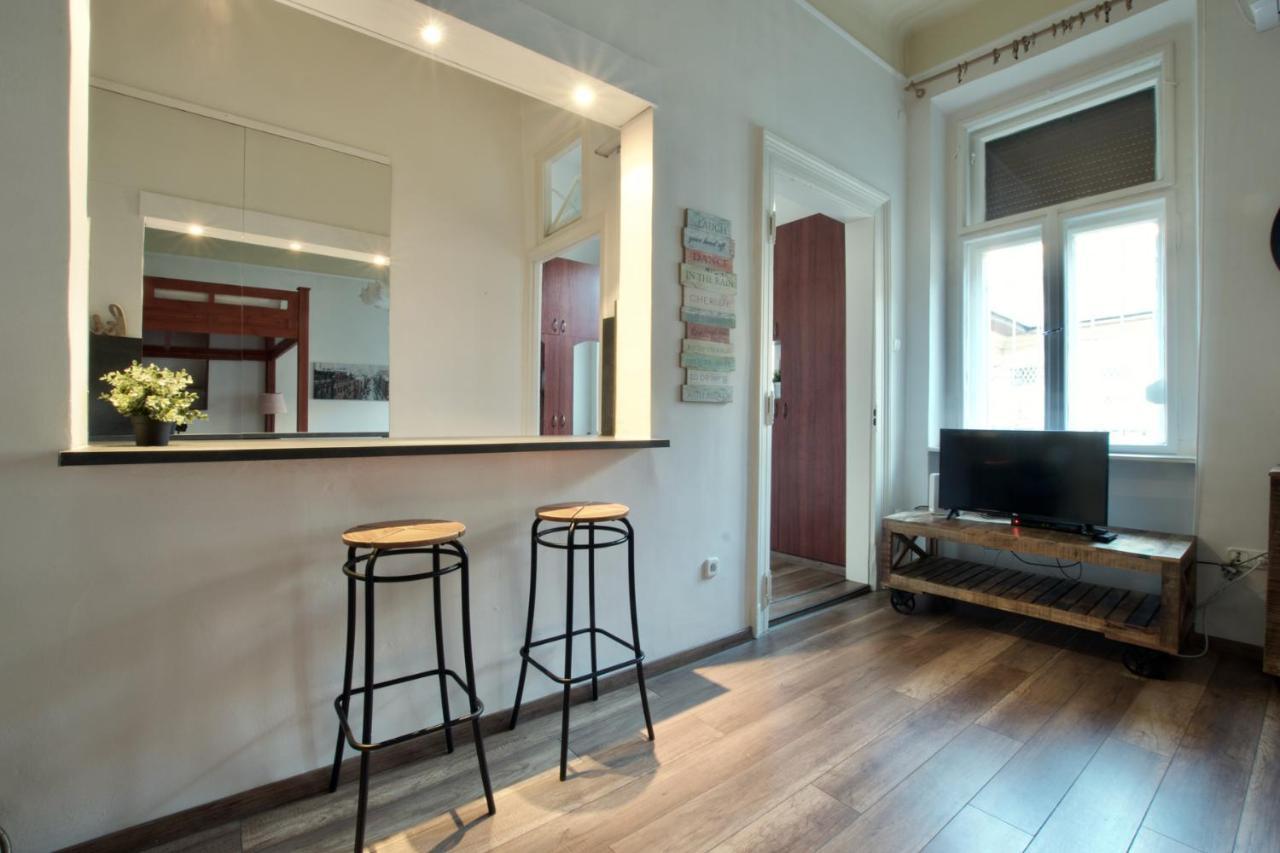 Standard By Hi5 - Nyugati Square Apartment