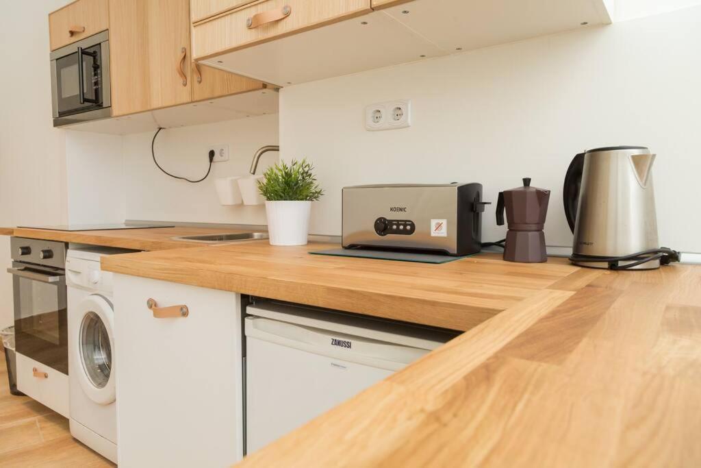 Danube 3br, 2 Bathr Quiet Apt At Market Hall