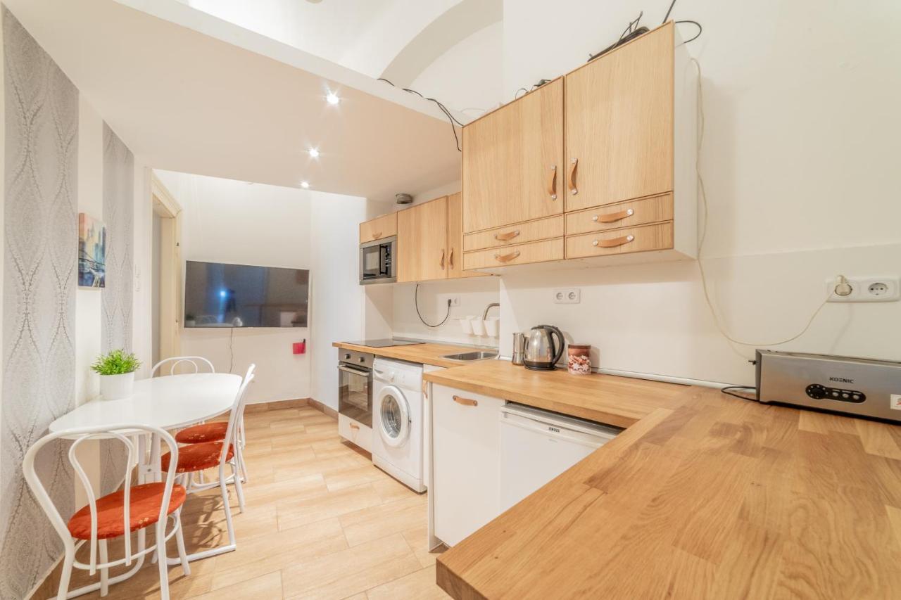 Danube 3br, 2 Bathr Quiet Apt At Market Hall Budapest