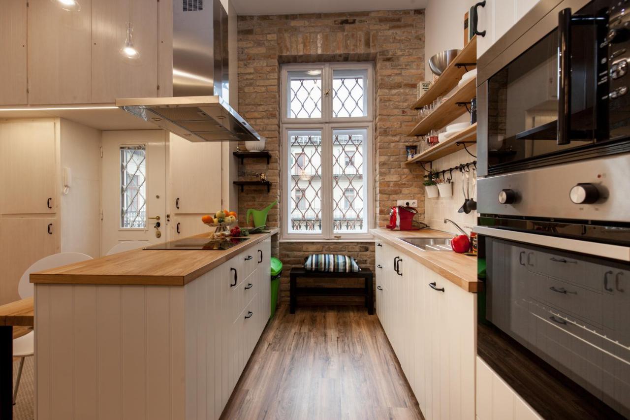 Annie's 3 Bed And 3 Bathroom Apartment